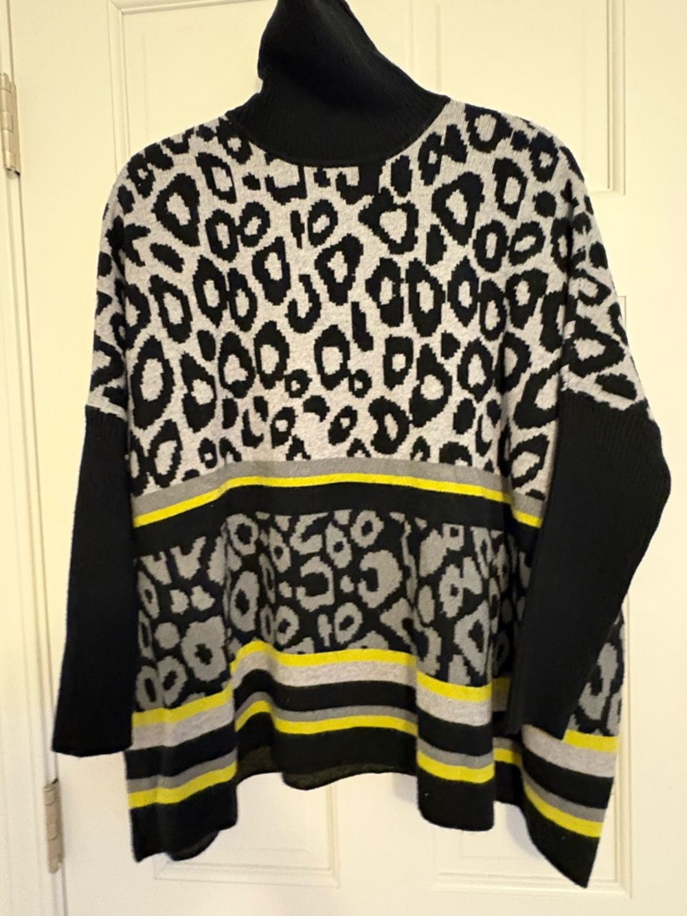 Joseph A black, gray & yellow leopard print turtleneck sweater